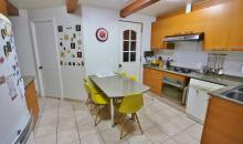 Cocina amplia e iluminada