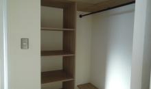 dormitorio principal en suite con walking closet
