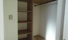 dormitorio en suite con wolking closet