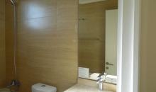 dormitorio en suite con wolking closet