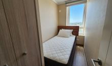 cómoda habitación con cama de una plaza y media