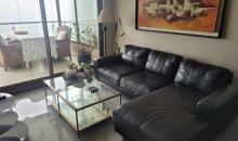Sala de Living incluye Sillón 3 Cuerpos Seccional cuero, mesa de centro de vidrio, mesa de arrimo, televisor 32" con tv cable 