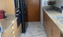 Sala de cocina full equipada  incluye horno electrico, microondas, refrigerador moderno doble puerta,