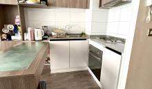 Cocina full equipada con horno, encimera y campana. Todo en perfecto estado.