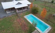 Parcela con casa y piscina