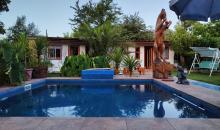 HERMOSA PISCINA EN PATIO TRASERO