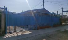 Amplia Vereda y capacidad para estacionar en el Antepatio