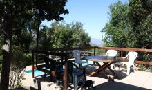 vista desde la entrada principal a la terraza y piscina