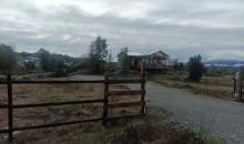 Se vende casa de 54 mts2 construidos y 5.000 mts2 de terreno. La casa consta de 2 dormitorios, dos baños, cocina, living comedor, terraza techada, bodega de 6 mts2, Luz y agua potable, portón de acceso eléctrico, cada parcelero tiene su control remoto, todo el perímetro se encuentra cercado.