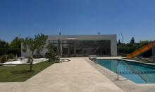 vista del jardin hacia la piscina y el quincho que se encuentra al fondo 