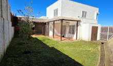 vista del patio hacia el quincho y casa