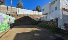 vista dos estacionamientos y fachada 