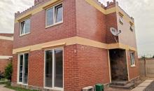 fachada casa de 4 dormitorios y tres baños. Un dormitorio y un baño completo en primer piso