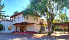 Fachada de la casa desde el acceso