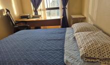 Amplio dormitorio principal en suite, diseñado para el descanso con baño privado incorporado.