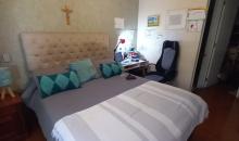 Dormitorio con baño en suite