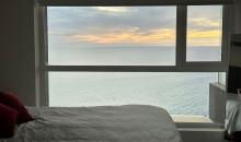 Dormitorio principal no solo ofrece una vista inigualable al mar desde el piso 25, sino también la tranquilidad que buscas gracias a sus ventanas termopanel. Despertar aquí es otra experiencia.