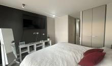 Suite principal con acceso directo a baño privado y excelente aislamiento térmico