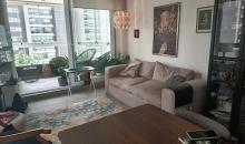 “Living del departamento con buena iluminación natural y salida hacia la terraza con vista despejada.