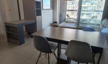 Cocina de Concepto Abierto: Equipada con un funcional mesón incorporado, ideal para desayunos o como zona de trabajo