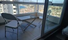 Al fondo, la vista es espectacular: se reconoce claramente la curva de la Playa Amarilla y el contraste urbano de Concón.