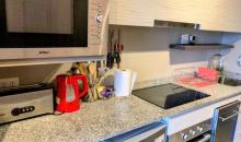 Cocina moderna full equipada y amoblada, que incluye lavavajillas integrado para una máxima funcionalidad