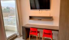 Funcional mesón incorporado: el espacio perfecto que se adapta como comedor de diario o una cómoda zona de home office