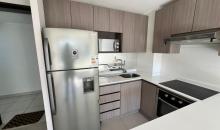 Ambiente integrado con cocina moderna de concepto abierto, ideal para optimizar espacios.