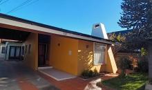 GRAN CASA CON HERMOSO DISEÑO, AMPLIO ESTACIONAMIENTO, CHIMENA EN LIVING COMEDOR, PEQUEÑA TERRAZA SALIDA POR COMEDOR, CASA CON ANTEJARDIN
