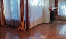 Hermoso living comedor iluminado con amplios ventanales, chimenea ubicada en sector de living, en su interior construida en madera con vigas a la vista, conserva lampara original 