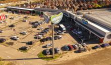 El local cuenta con factibilidad técnica para instalación de baño, orientación que garantiza buena iluminación natural, y acceso vehicular directo desde el frente del strip center.
