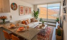 Luminoso y con un diseño estratégico de sus espacion, este departamento de dos habitaciones, una de ellas en suite, cuenta con un hermoso balcón en altura que permite apreciar el sur playero del sector, donde los sunset y los amaneceres son una verdadera joya para atesorare