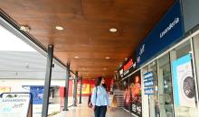El local cuenta con factibilidad técnica para instalación de baño, orientación que garantiza buena iluminación natural, y acceso vehicular directo desde el frente del strip center. Entregado en obra gruesa, con superficie habilitada bajo normativa vigente.