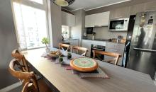 comedor amplio y luminoso con piso porcelanato gres