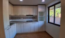 cocina amoblada y equipada con encimera, horno eléctrico, campana