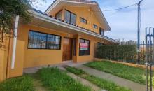HERMOSA CASA CON ANTEJARDIN