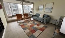 Amplio, muy luminoso (orientación norponiente) y con un moderno mesón integrado que conecta de forma fluida con la cocina. Salida a terraza.