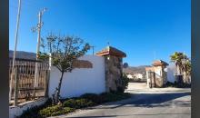  Se encuentra edificada una vivienda estilo "mediterránea" de un nivel  de altura, de agrupación aislada de 231,47m2 de superficie, construida en base a estructura de muros y techumbre de metalcon, terminación  exterior en base a pintura sobre estuco y cubierta de zink. Como obra complementaría asocia cierre perimetral, portón de acceso eléctrico,  cobertizo, piscina, una bodega y un canil. Cuenta con 70 especies de árboles frutales, sistema de reutilización de aguas grises, riego automático. El   predio cu