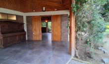 vista del patio hacia la entrada principal y casa