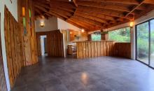Living comedor. Ventanales Nororiente con vista a la piscina y jardines