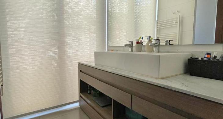 Baño dormitorio en suite con ventana