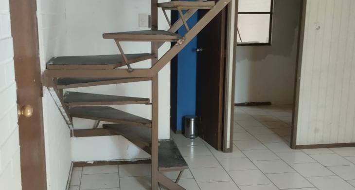 ESCALERA QUE LLEVA AL 2° PISO