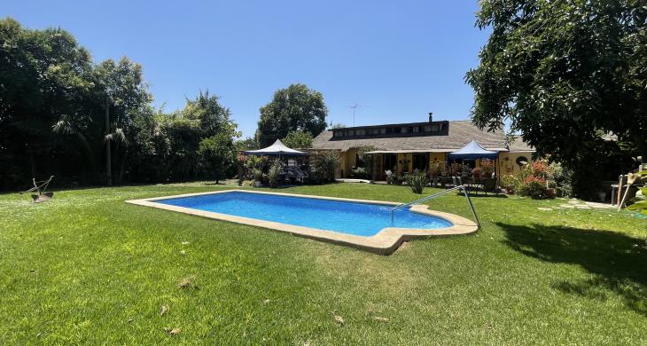 Jardín con piscina de buen tamaño y en excelente estado.