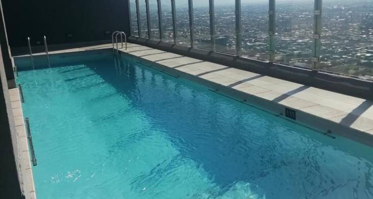 Piscina con vista panorámica de la ciudad