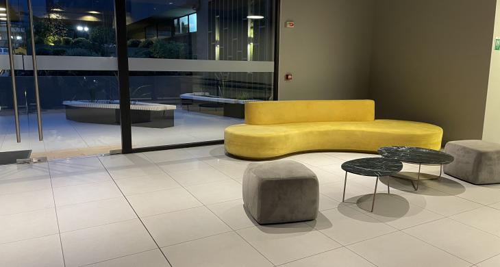 Recepción moderna edificio 