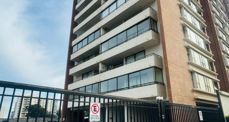 Costado lateral izquierdo del edificio y entrada estacionamiento