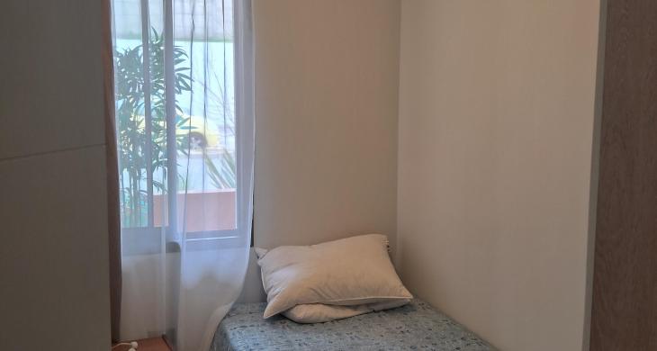 tercer dormitorio tiene una cama de una plaza, velador, clóset pequeño.