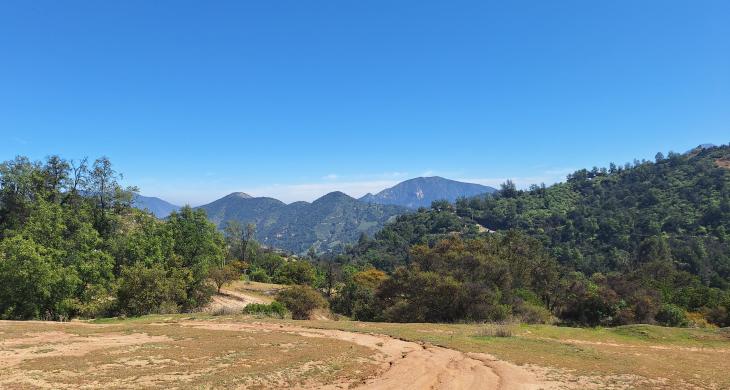 Terreno relativamente plano en loteo con construcciones armónicas con el paisaje, Al fonde a la derecha cerro El Peñón donde se ve el conocido peñasco con la cara del indio. 