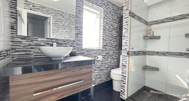 Baño dormitorio en suite moderno y muy amplio