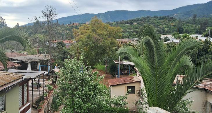 vista bajando desde el quincho, piscina y juegos infantiles